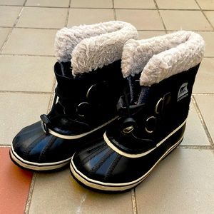 Sorel snow boots in size 13 kids.